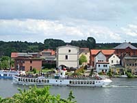 Inselblick mit Ausflugsdampfer